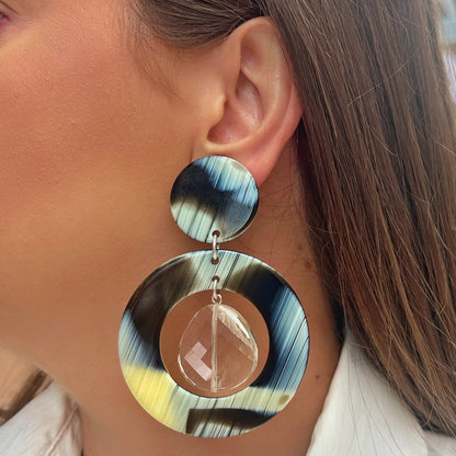 Boucles d'oreilles Cecilia Corne Pampilles Francine Bramli en résine effet corne avec anneau graphique et pampille transparente facettée