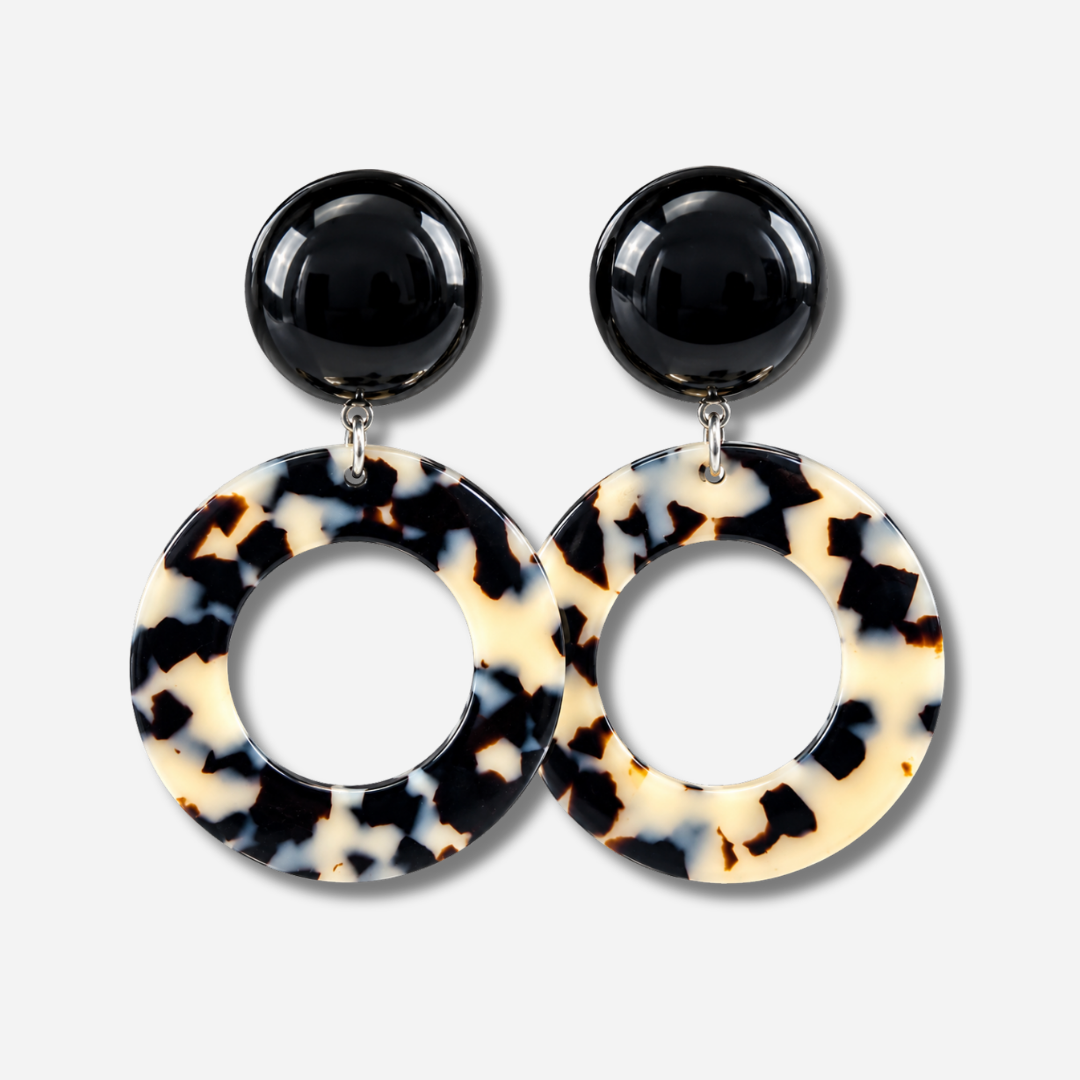 Boucles d’oreilles Cecilia à clips Francine Bramli Paris avec cabochons ronds noirs brillants et grands anneaux ajourés écaille noir et blanc.