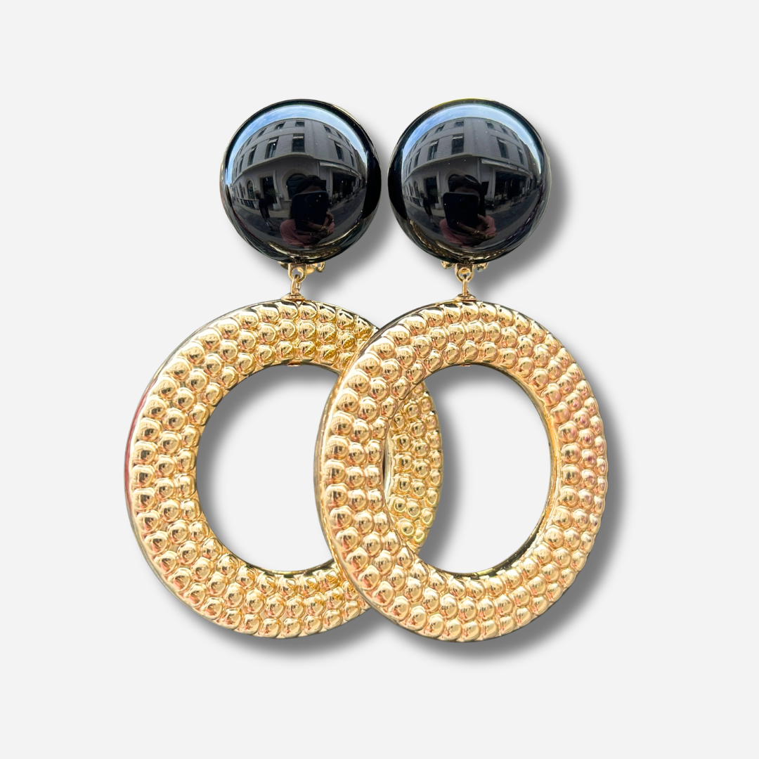 Boucles d’oreilles Cecilia Gold Black Francine Bramli Paris avec cabochon noir et grand anneau doré texturé