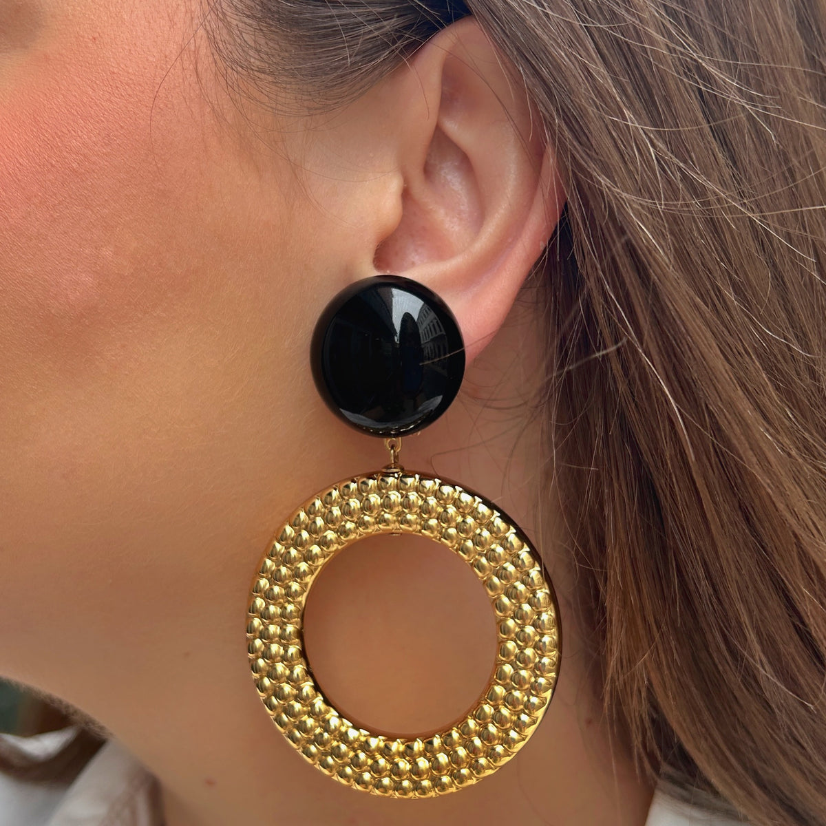 Boucles d’oreilles Cecilia Gold Black Francine Bramli Paris avec cabochon noir et grand anneau doré texturé