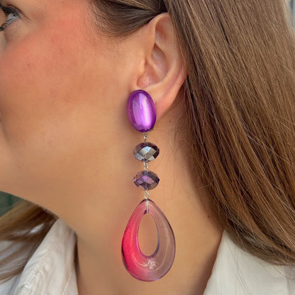Boucles d’oreilles Célestelle à clips Francine Bramli, cabochons violets, perles irisées et pendentifs gouttes roses.