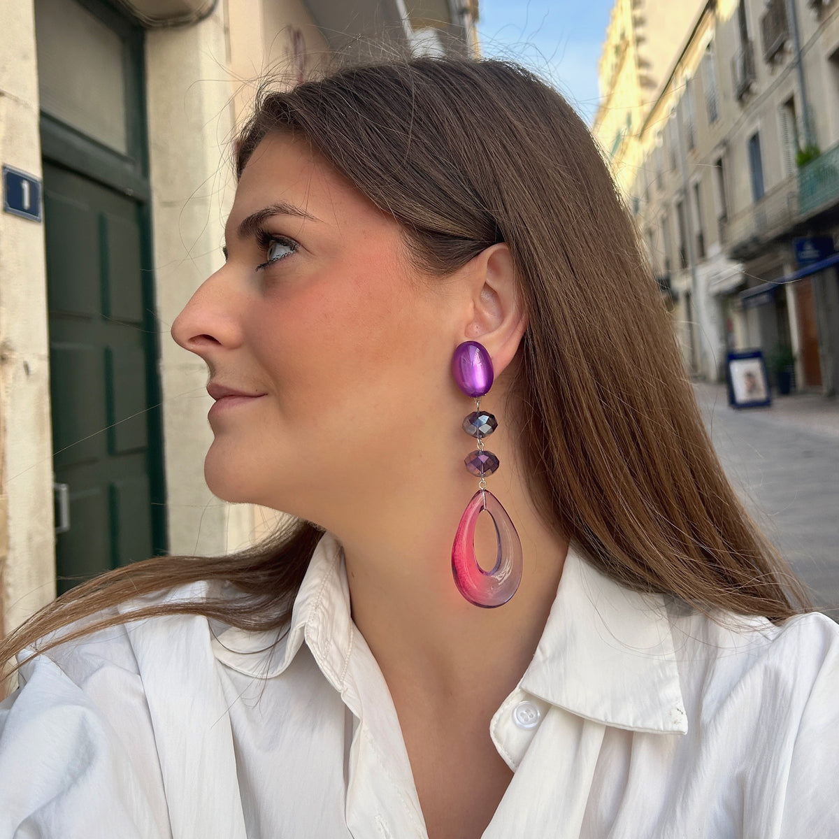 Boucles d’oreilles Célestelle à clips Francine Bramli, cabochons violets, perles irisées et pendentifs gouttes roses.