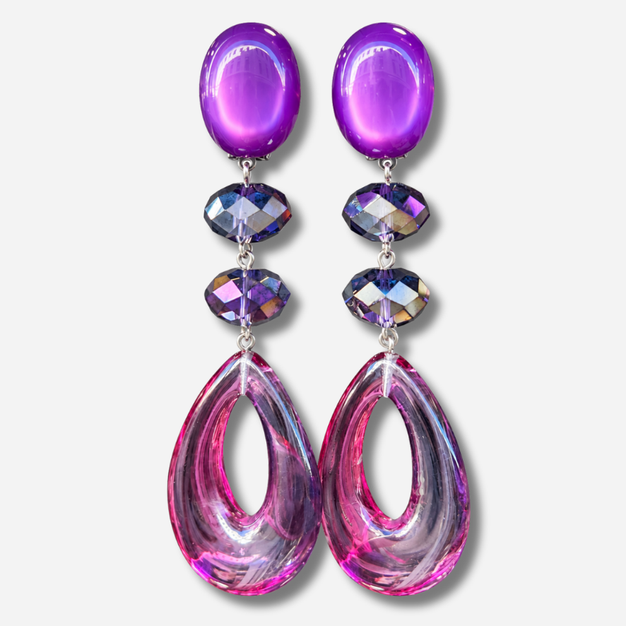 Boucles d’oreilles Célestelle à clips Francine Bramli, cabochons violets, perles irisées et pendentifs gouttes roses.