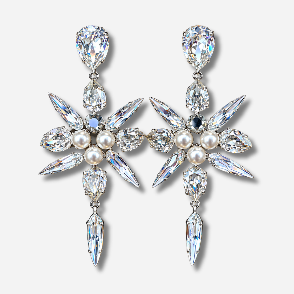 Boucles d'oreilles Celyna Silver à clips Crézus, modèle floral argenté composé de cristaux transparents facettés en forme de goutte et de navette, de trois perles blanches centrales et d'une pampille en cristal suspendue.