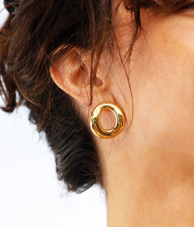 Boucles d’oreilles Cesira ZAG en acier inoxydable doré avec forme ronde ajourée sculpturale