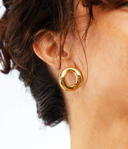 Boucles d’oreilles Cesira ZAG en acier inoxydable doré avec forme ronde ajourée sculpturale
