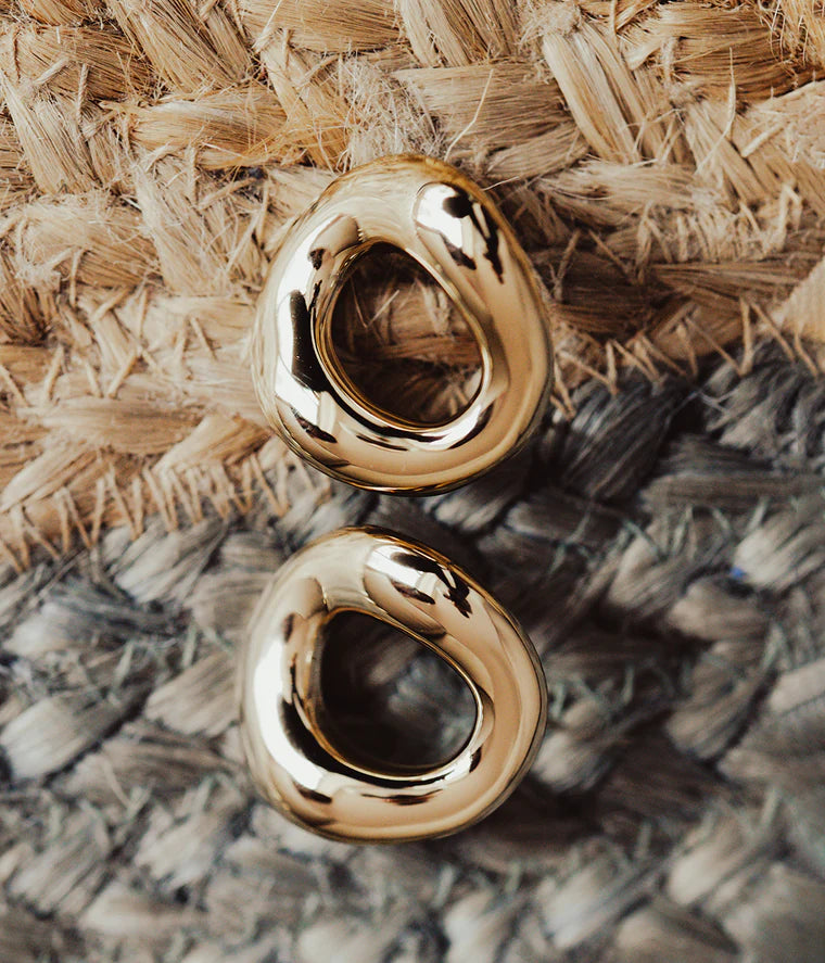 Boucles d’oreilles Cesira ZAG en acier inoxydable doré avec forme ronde ajourée sculpturale