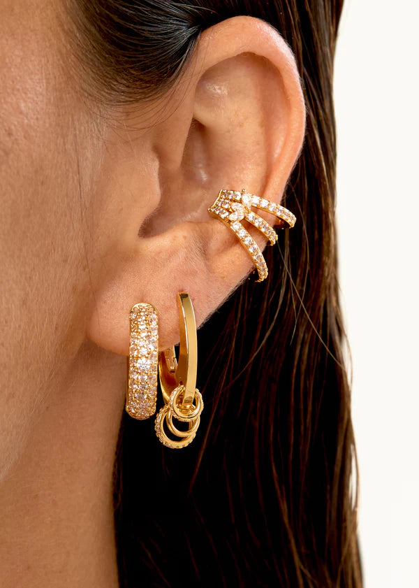 Boucles d’oreilles Champagne Mya Bay portées à l’oreille