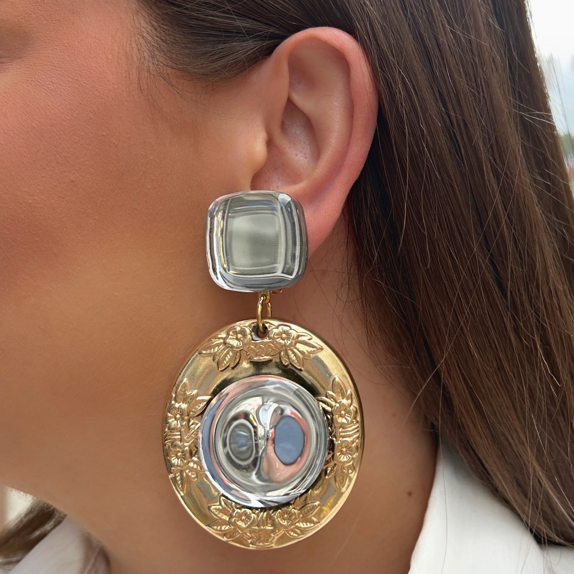 Boucles d'oreilles Chunky Francine Bramli dorées avec cabochon transparent et motifs floraux