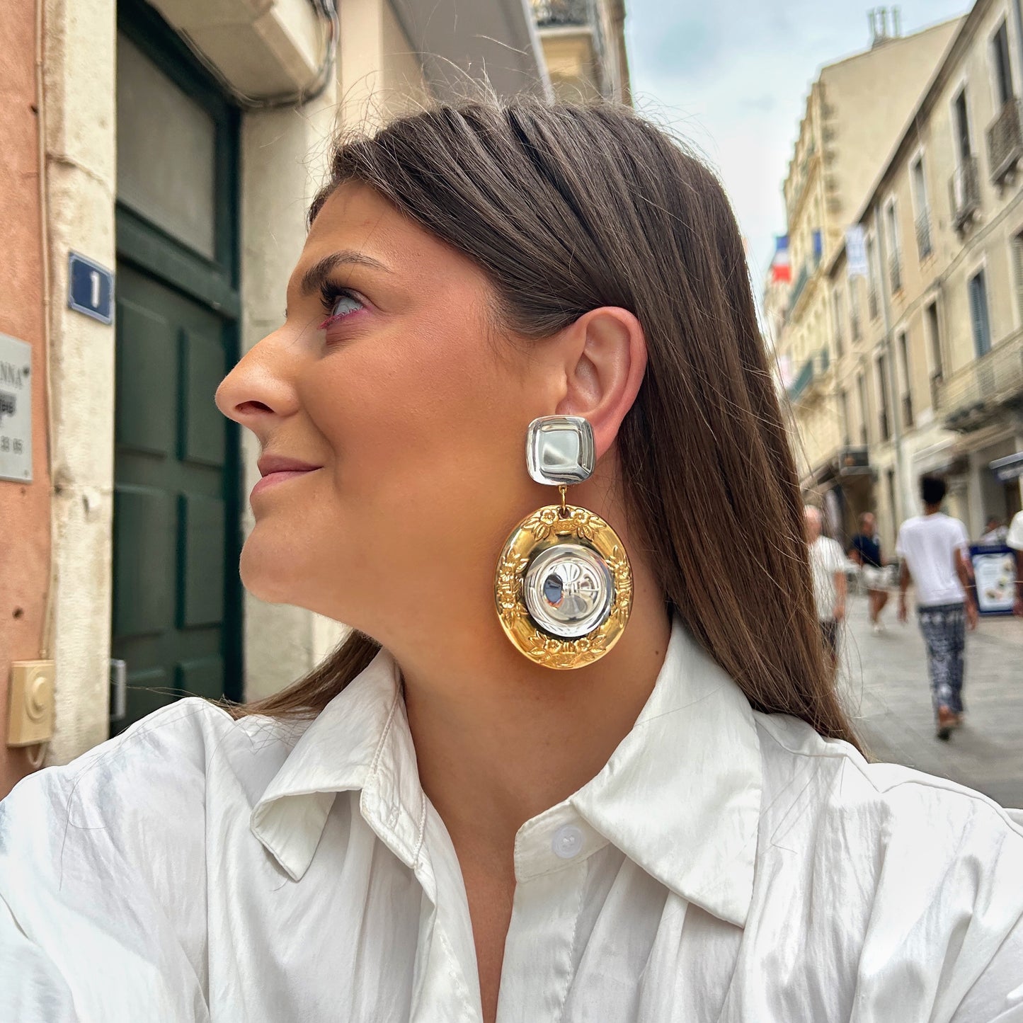 Boucles d'oreilles Chunky Francine Bramli dorées avec cabochon transparent et motifs floraux