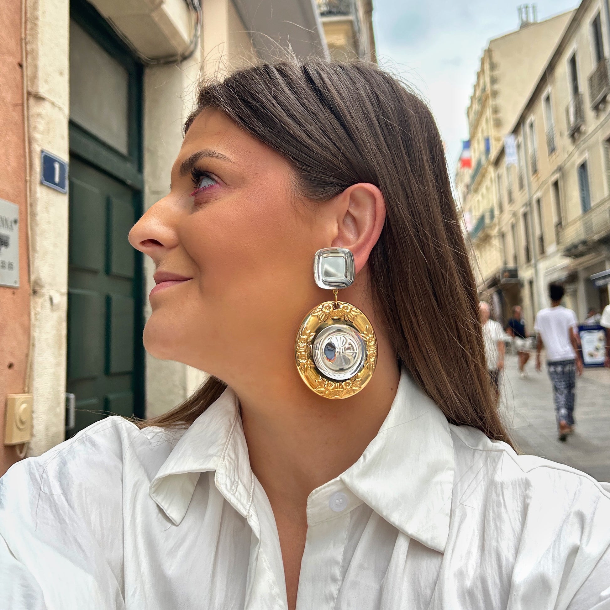 Boucles d'oreilles Chunky Francine Bramli dorées avec cabochon transparent et motifs floraux