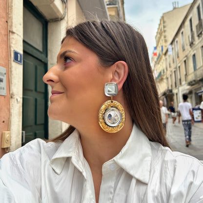 Boucles d'oreilles Chunky Francine Bramli dorées avec cabochon transparent et motifs floraux