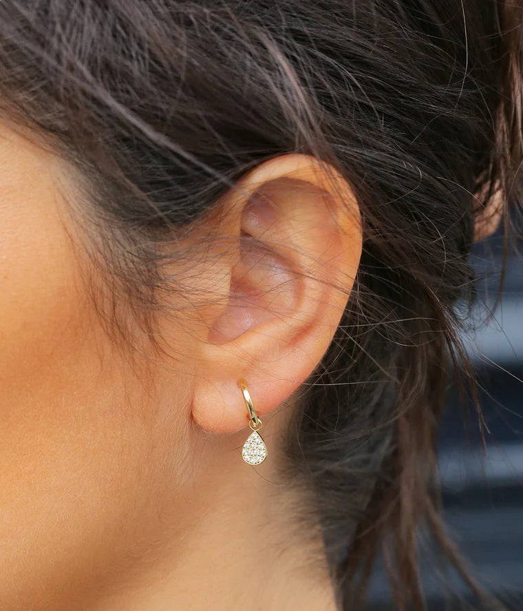 Boucles d’oreilles Cindy ZAG en acier inoxydable doré avec pendentif goutte pavé de zirconiums