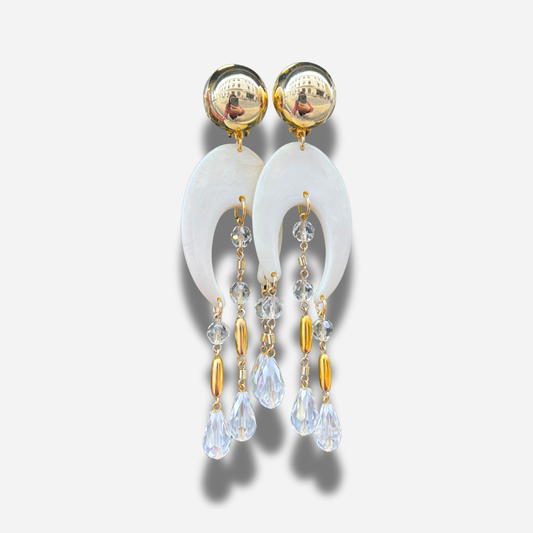 Boucles d’oreilles à clip Constance Beige Francine Bramli Paris résine nacrée et pampilles