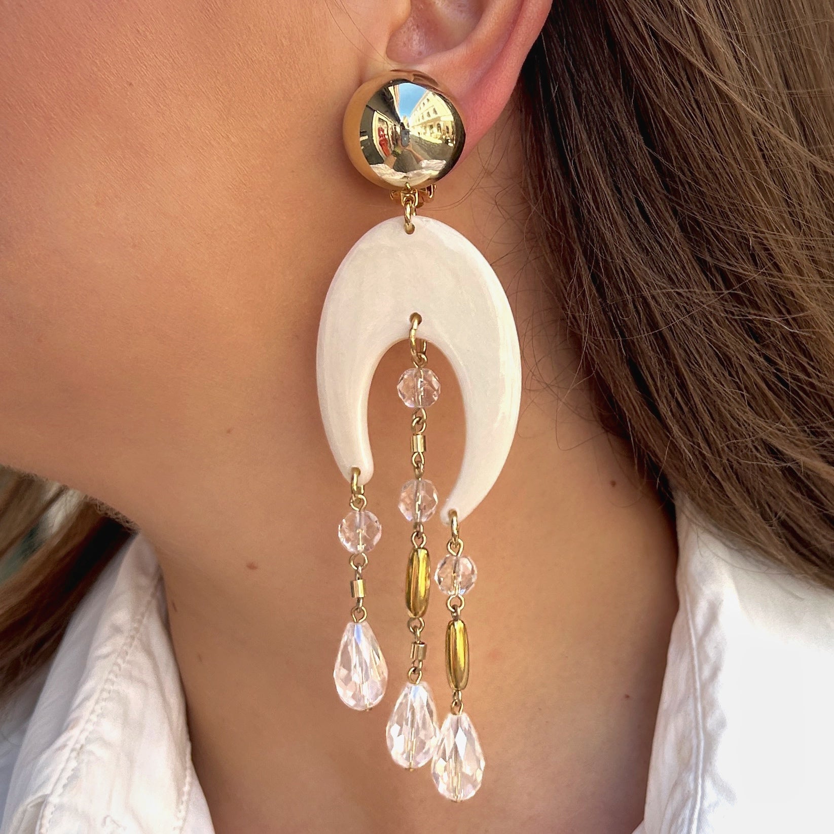 Boucles d’oreilles à clip Constance Beige Francine Bramli Paris résine nacrée et pampilles