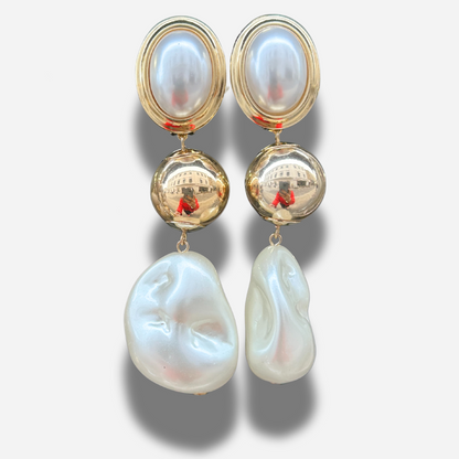 Boucles Lydie Perles Francine Bramli Paris avec cabochon nacré ovale, boule dorée miroir et perle baroque blanche suspendue.