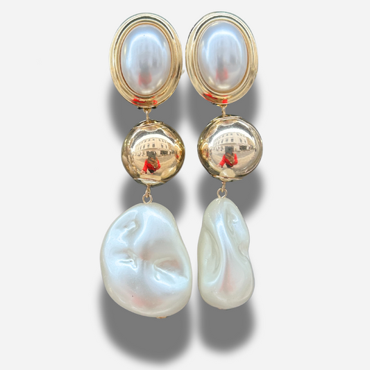 Boucles Lydie Perles Francine Bramli Paris avec cabochon nacré ovale, boule dorée miroir et perle baroque blanche suspendue.