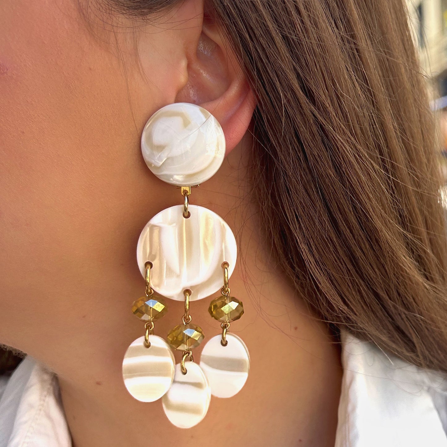 Boucles d’oreilles à clip Pampilles Alba Francine Bramli Paris nacre beige et cristaux