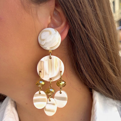 Boucles d’oreilles à clip Pampilles Alba Francine Bramli Paris nacre beige et cristaux