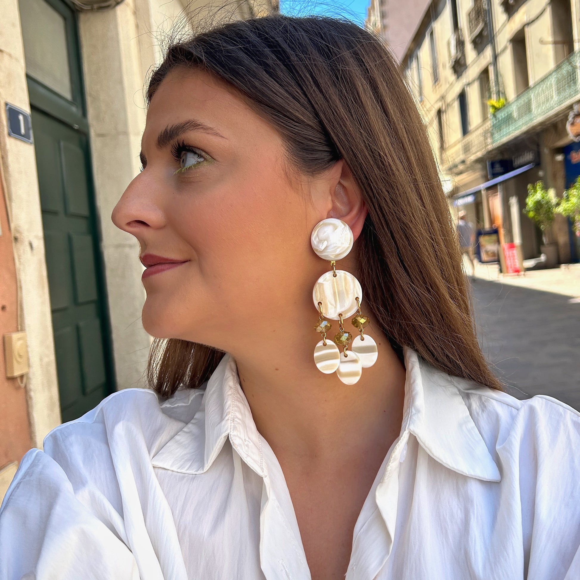 Boucles d’oreilles à clip Pampilles Alba Francine Bramli Paris nacre beige et cristaux