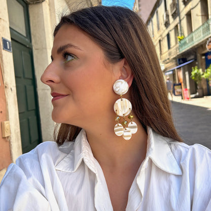 Boucles d’oreilles à clip Pampilles Alba Francine Bramli Paris nacre beige et cristaux