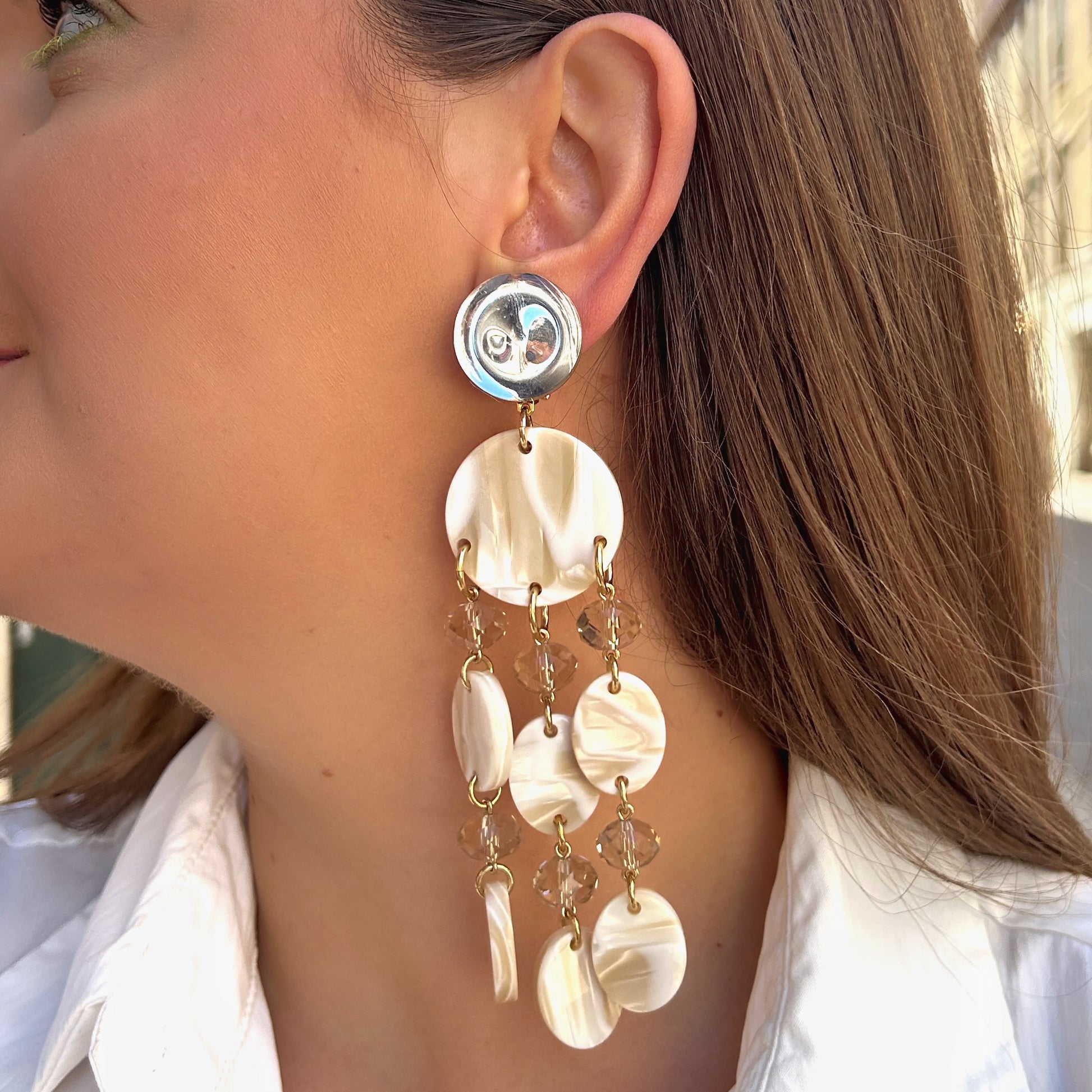 Boucles d’oreilles à clip Pampilles Alba XL Francine Bramli Paris nacre beige et cristaux