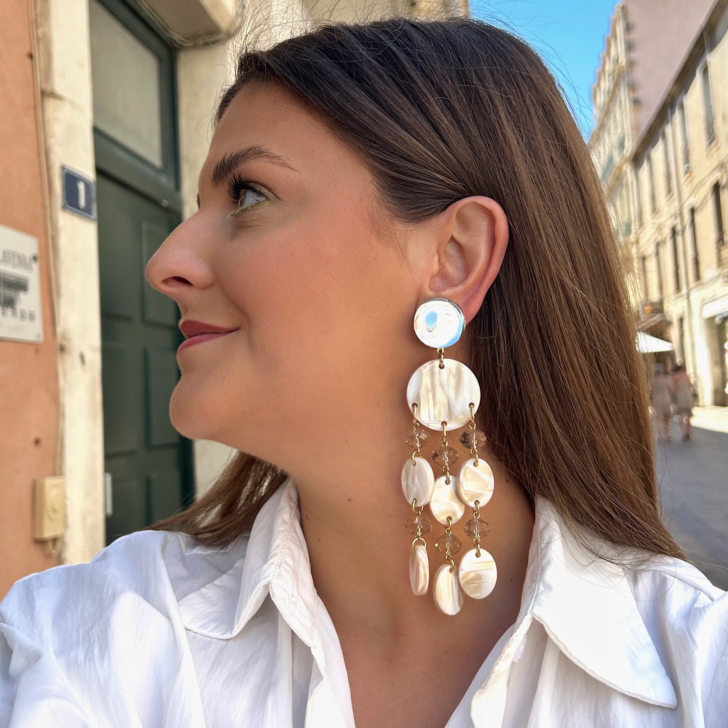 Boucles d’oreilles à clip Pampilles Alba XL Francine Bramli Paris nacre beige et cristaux