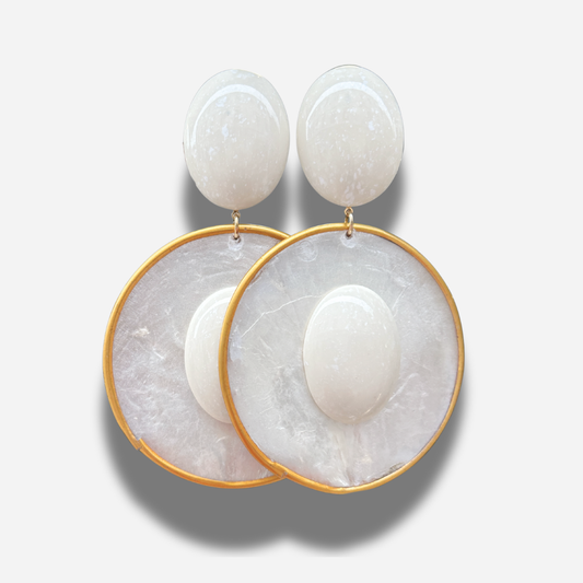 Boucles d’oreilles à clip Quitterie Francine Bramli Paris blanc nacré et doré