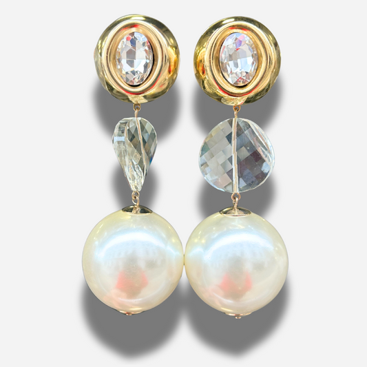 Boucles Yaelle Perles Francine Bramli Paris avec cristal transparent, monture dorée et grande perle nacrée blanche pendante.