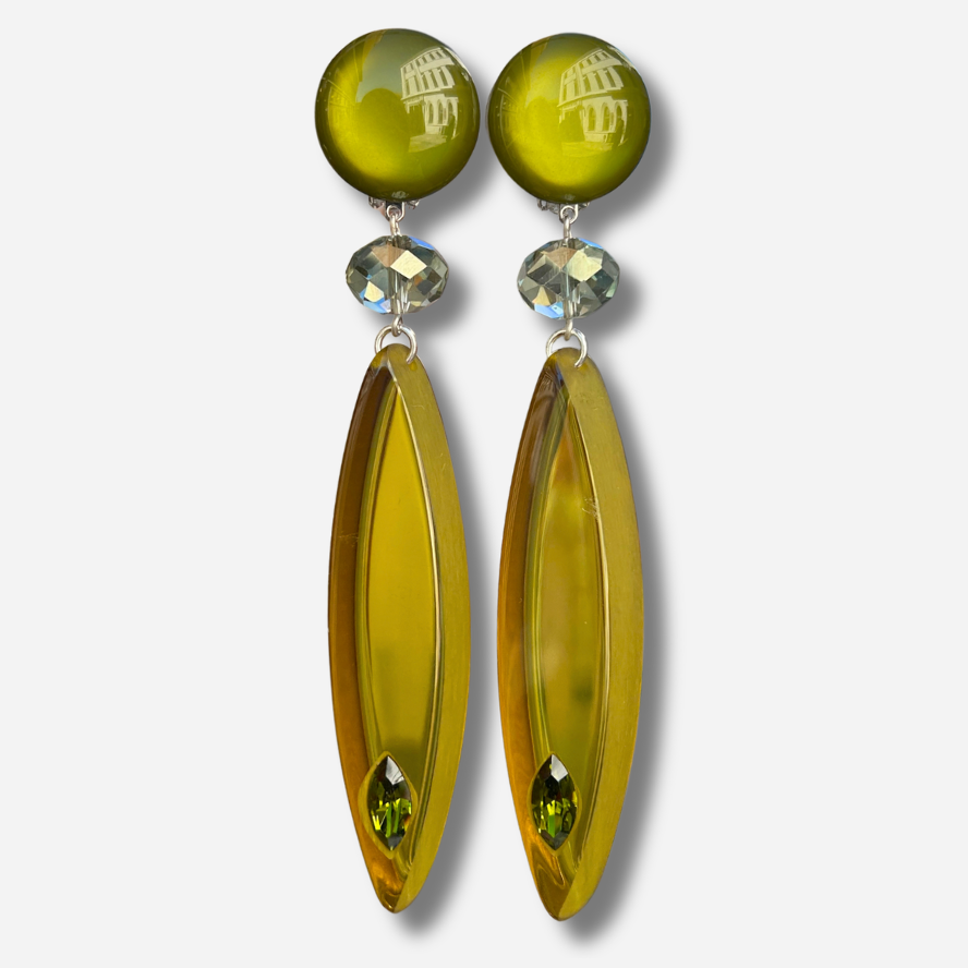 Boucles d’oreilles à clips Plume Kaki Francine Bramli Paris, longues plumes en résine translucide kaki et cristal vert – Divinity Sète.
