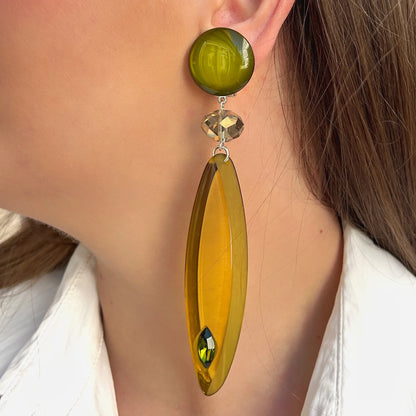 Boucles d’oreilles à clips Plume Kaki Francine Bramli Paris, longues plumes en résine translucide kaki et cristal vert – Divinity Sète.