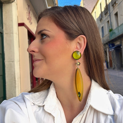 Boucles d’oreilles à clips Plume Kaki Francine Bramli Paris, longues plumes en résine translucide kaki et cristal vert – Divinity Sète.