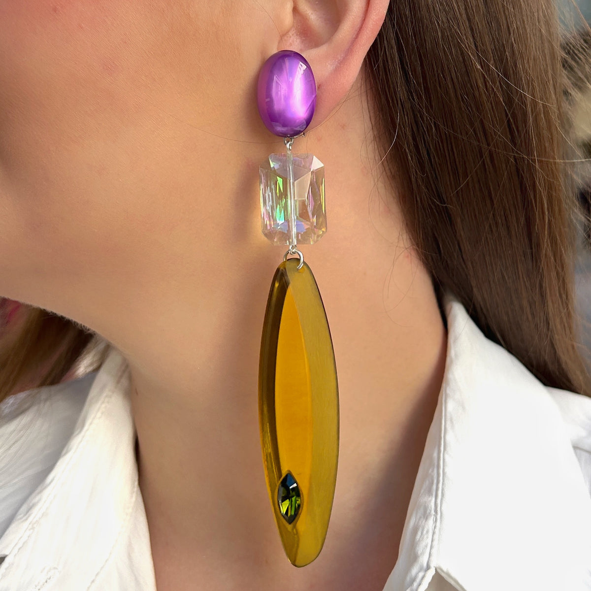 Boucles d’oreilles à clips Plume Kaki Violet Francine Bramli Paris, résine translucide kaki, attache violette et perle irisée – Divinity Sète.