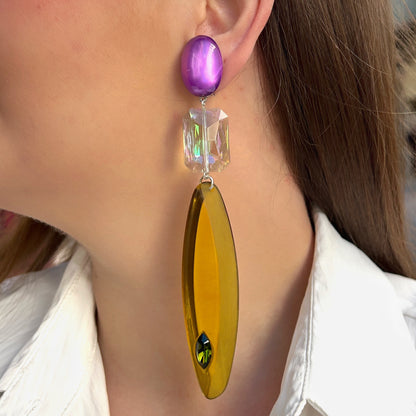 Boucles d’oreilles à clips Plume Kaki Violet Francine Bramli Paris, résine translucide kaki, attache violette et perle irisée – Divinity Sète.
