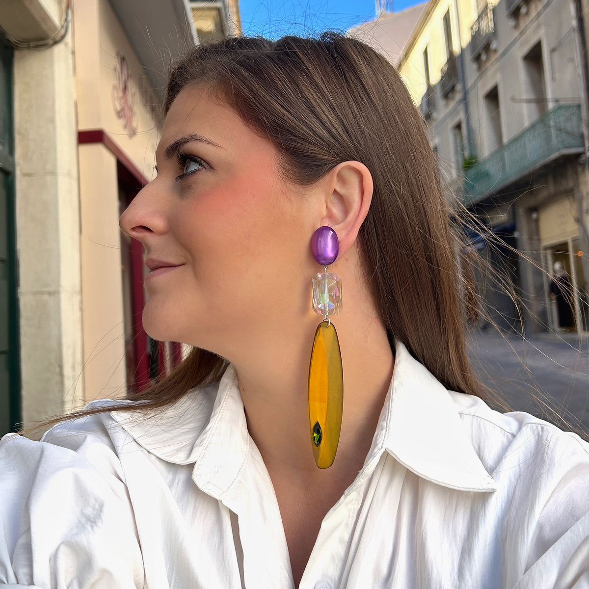 Boucles d’oreilles à clips Plume Kaki Violet Francine Bramli Paris, résine translucide kaki, attache violette et perle irisée – Divinity Sète.