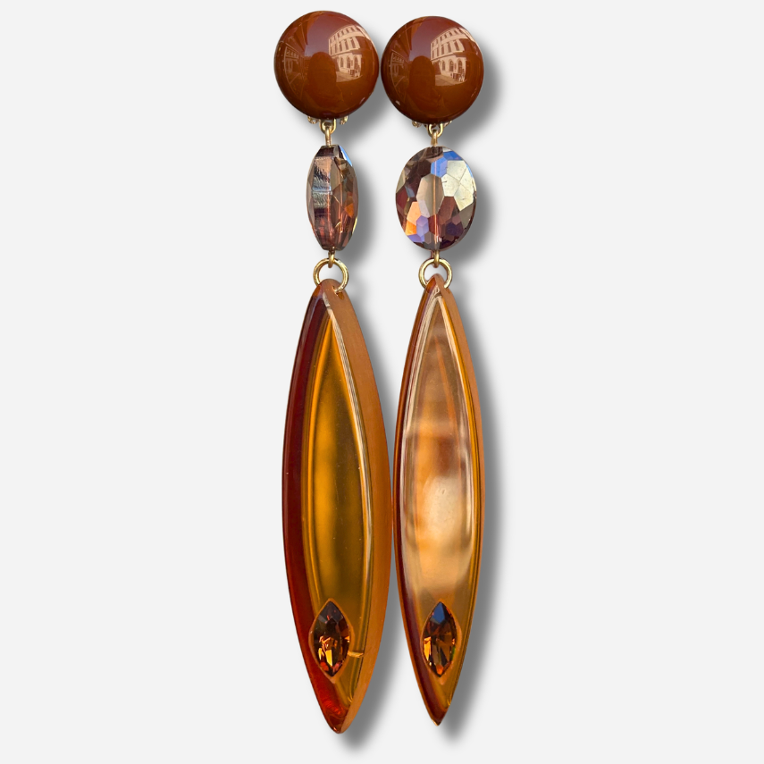 Boucles d’oreilles à clips Plume Marron Francine Bramli Paris, longues plumes en résine translucide ambrée et cristal marron – Divinity Sète.