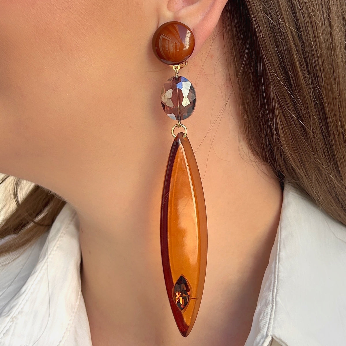 Boucles d’oreilles à clips Plume Marron Francine Bramli Paris, longues plumes en résine translucide ambrée et cristal marron – Divinity Sète.
