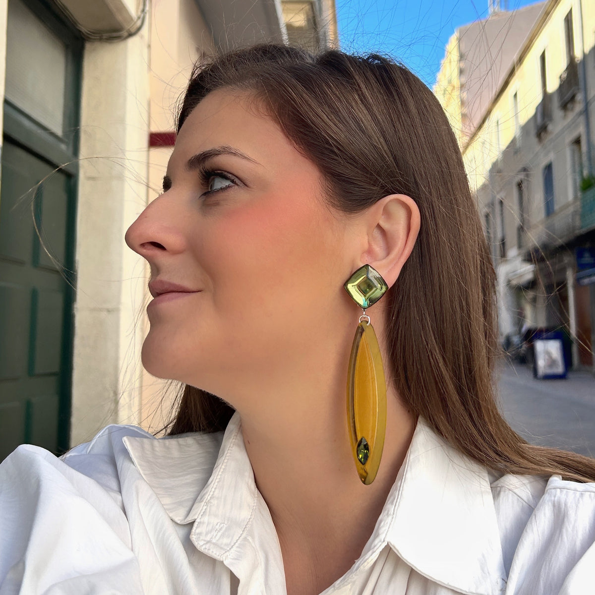 Boucles d’oreilles à clips Plume Miroir Kaki Francine Bramli Paris – Divinity Sète