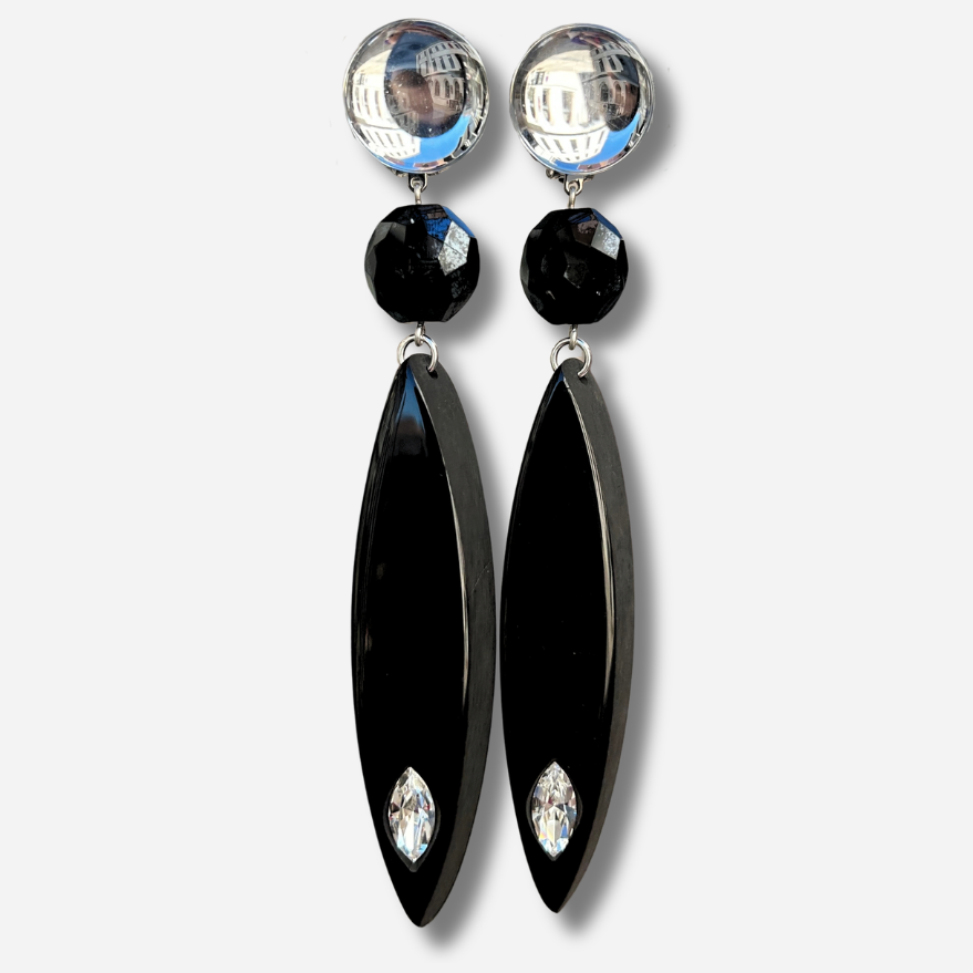 Boucles d’oreilles à clips Plume Noir Francine Bramli Paris, longues plumes en résine noire, attache miroir argenté et cristal transparent – Divinity Sète.