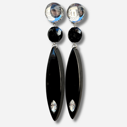 Boucles d’oreilles à clips Plume Noir Francine Bramli Paris, longues plumes en résine noire, attache miroir argenté et cristal transparent – Divinity Sète.