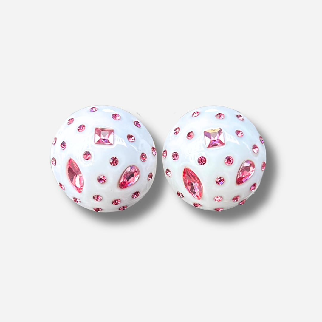 Boucles d’oreilles à clips Rainball Cristaux Rose Blanc Francine Bramli Paris, rondes en résine blanche ornées de strass et cristaux roses – Divinity Sète.