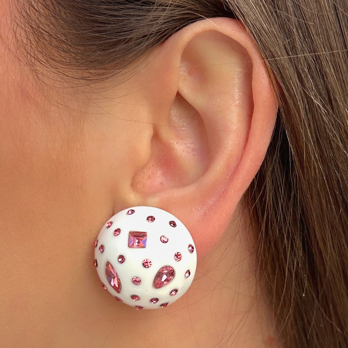 Boucles d’oreilles à clips Rainball Cristaux Rose Blanc Francine Bramli Paris, rondes en résine blanche ornées de strass et cristaux roses – Divinity Sète.