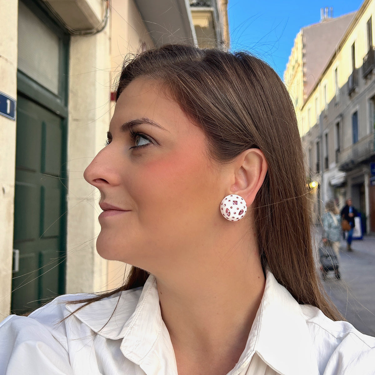 Boucles d’oreilles à clips Rainball Cristaux Rose Blanc Francine Bramli Paris, rondes en résine blanche ornées de strass et cristaux roses – Divinity Sète.