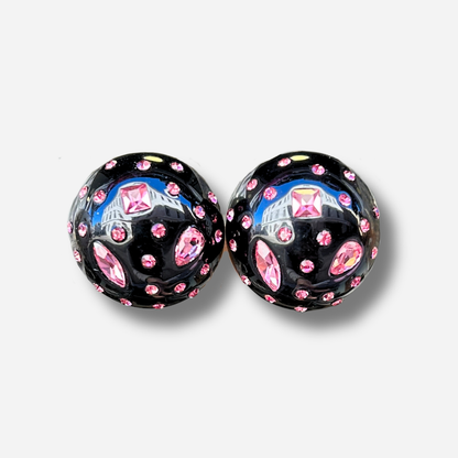 Boucles d’oreilles à clips Rainball Cristaux Rose Noir Francine Bramli Paris, rondes en résine noire brillante ornées de strass et cristaux roses – Divinity Sète.