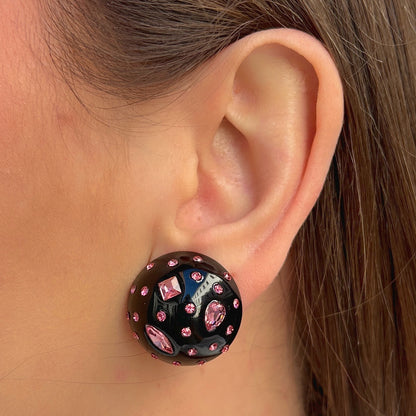 Boucles d’oreilles à clips Rainball Cristaux Rose Noir Francine Bramli Paris, rondes en résine noire brillante ornées de strass et cristaux roses – Divinity Sète.