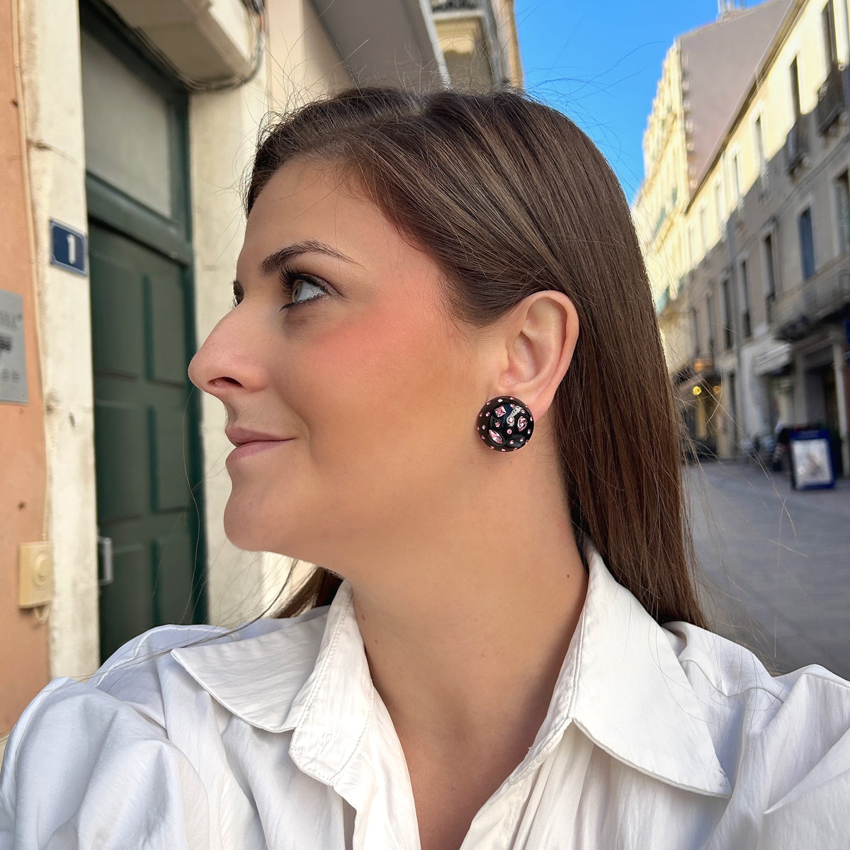 Boucles d’oreilles à clips Rainball Cristaux Rose Noir Francine Bramli Paris, rondes en résine noire brillante ornées de strass et cristaux roses – Divinity Sète.