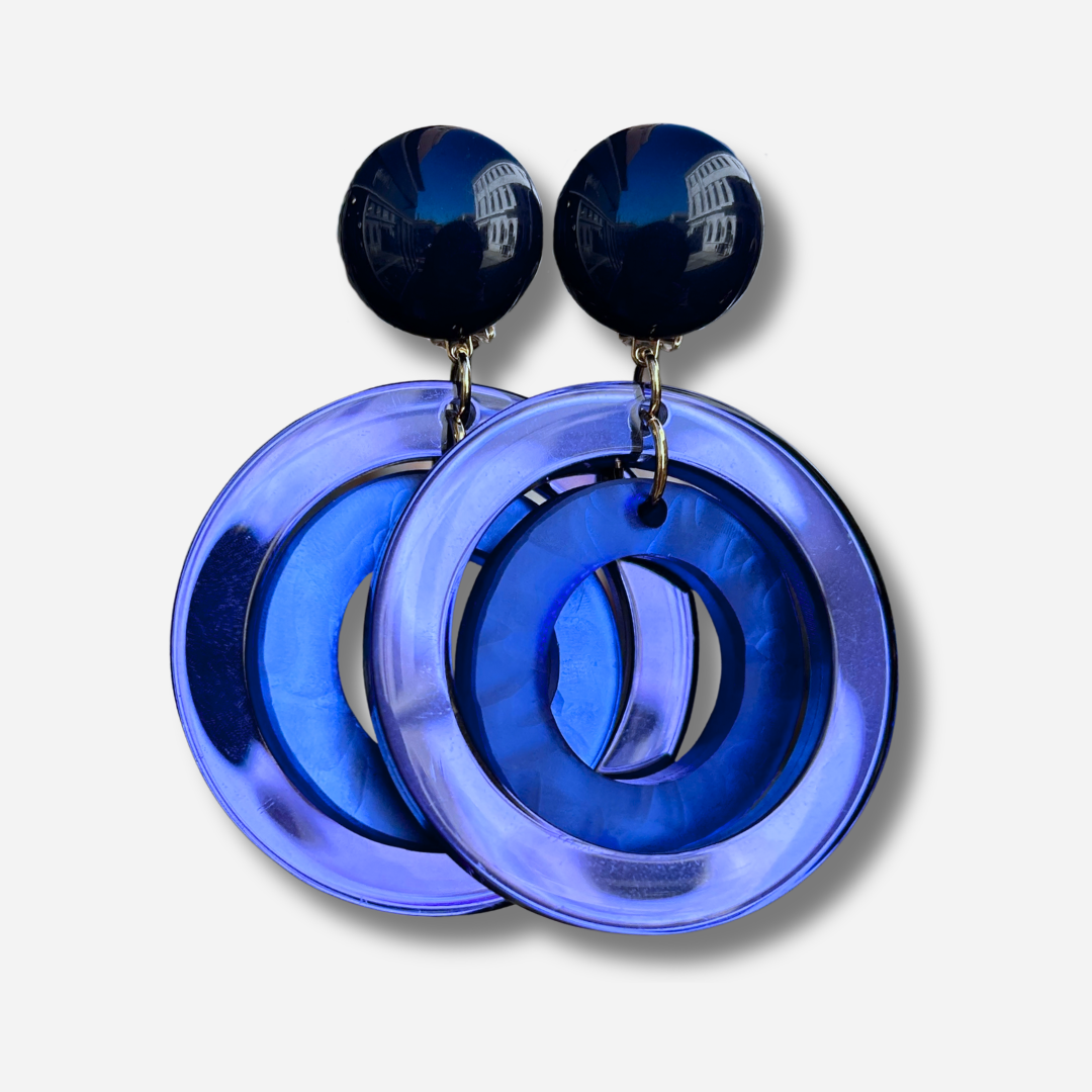 Boucles d’oreilles à clips Veronica Double Bleu Francine Bramli Paris, bouton bleu marine et double anneau en résine bleu électrique et bleu violet translucide – Divinity Sète