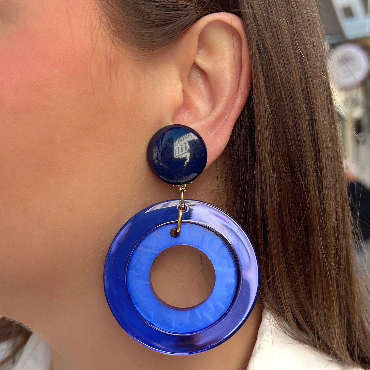 Boucles d’oreilles à clips Veronica Double Bleu Francine Bramli Paris, bouton bleu marine et double anneau en résine bleu électrique et bleu violet translucide – Divinity Sète
