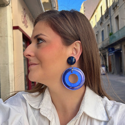Boucles d’oreilles à clips Veronica Double Bleu Francine Bramli Paris, bouton bleu marine et double anneau en résine bleu électrique et bleu violet translucide – Divinity Sète