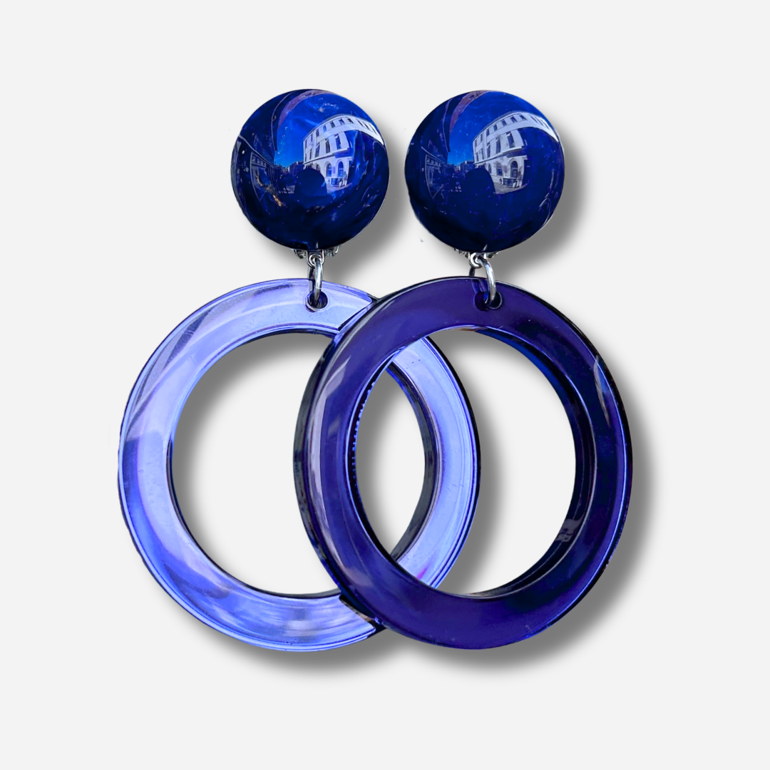 Boucles d’oreilles à clips Veronica M Bleu Francine Bramli Paris, bouton rond bleu profond et anneau circulaire bleu violet translucide – Divinity Sète
